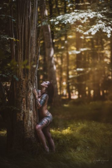 Aktshooting Frau im Wald