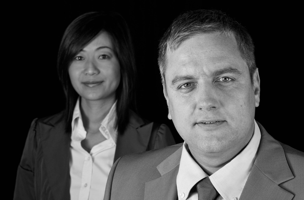 Formale Portraits sollten daher auch anderen formalen Gesichtspunkten folgen, das klassische Format für ein formales Portrait ist ein Hochformat im Seitenverhältnis 3:2. Zusätzlich werden formale Portraits in schwarz-weiß angefertigt, um die inhaltliche Bildaussage zu unterstreichen.