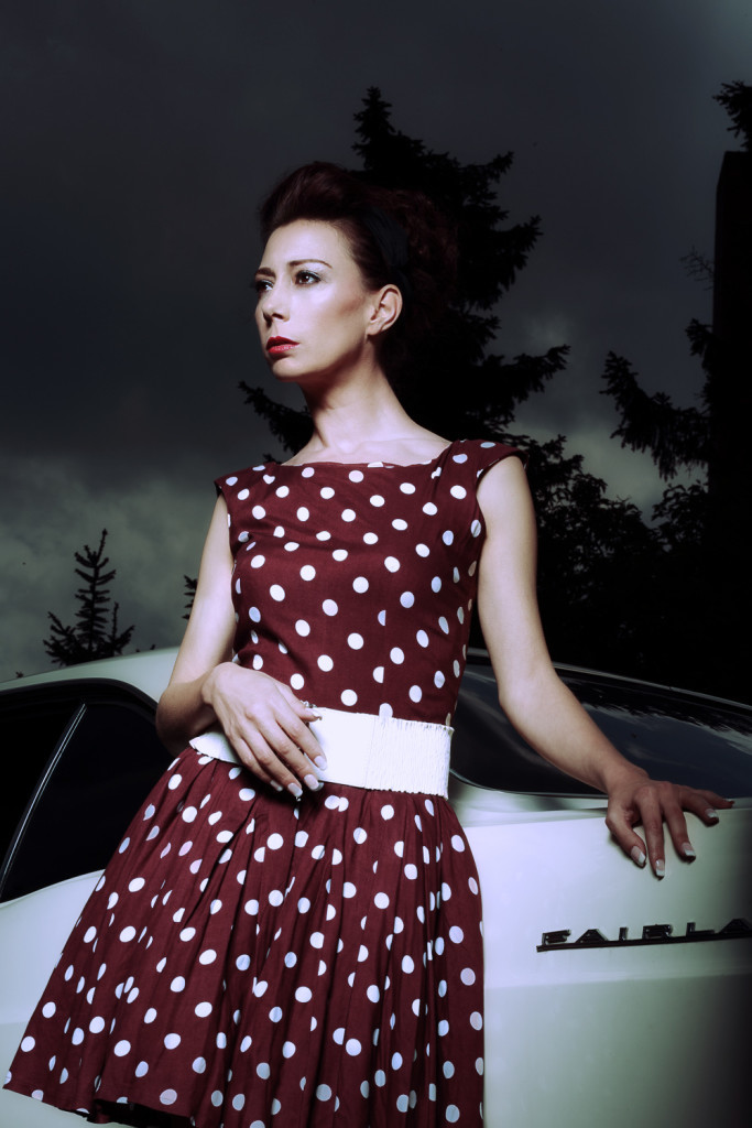 Hier ist die Situation nicht alltäglich. Die Kombination aus Model, Kleid, Lichtführung und Oldtimer machen aus diesem Foto ein Lichtbildwerk. Natürlich dürfen andere Fotografen auch mit Blitz, Oldtimer und Modell Fotos machen, Sie dürfen aber nicht das exakte Licht, die Pose und das Kleid 1:1 nachahmen.