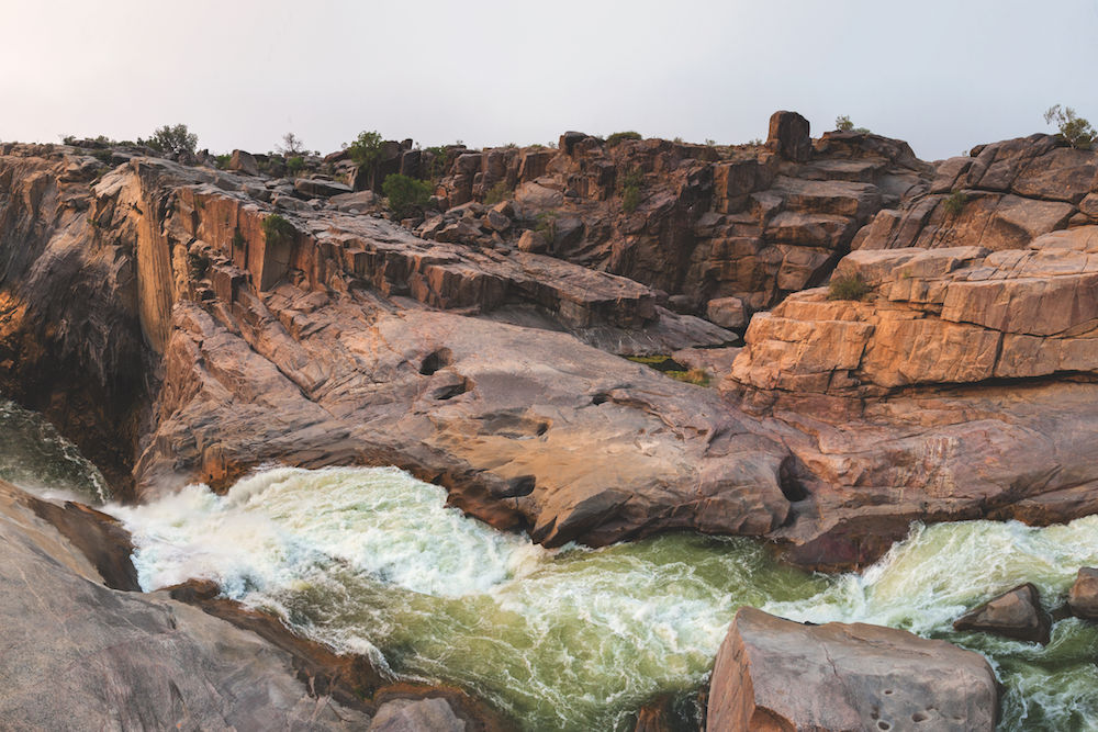 Der Fluss als Felsenfräse: Der Augrabies-Fluss im Norden Südafrikas scheint sich hier seinen Canyon in den Fels zu fräsen. Ein kurze Belichtungszeit friert die Wasserstruktur ein. Foto: Siegfried Layda