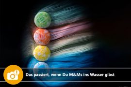 Das passiert, wenn Du M&Ms ins Wasser gibst