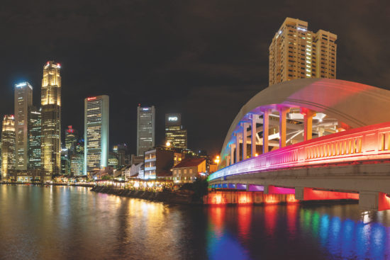 Singapore, Singapore River mit Skyline und illuminierter Elgin Bridge