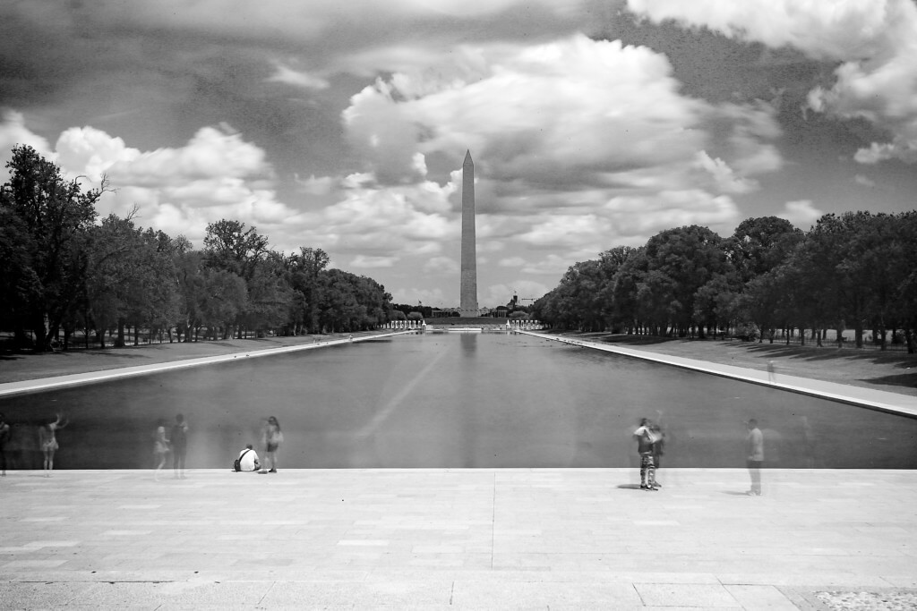Washington Memorial geschossen mit dem Graufilter, Menschen sind trotzdem auf dem Bild zusehen 