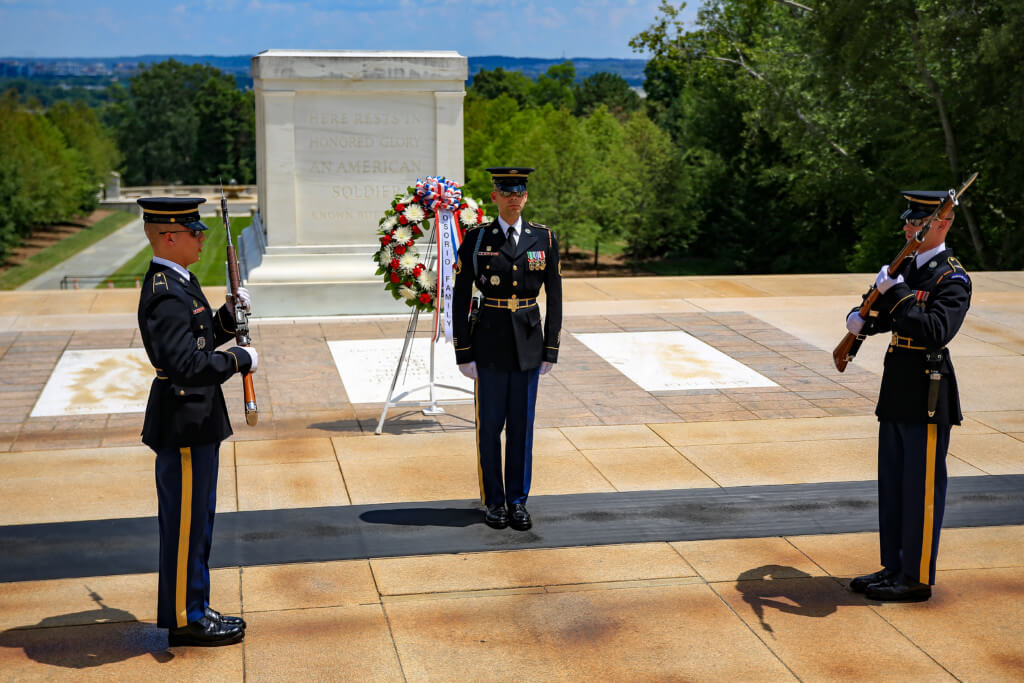 Das Grabmal des unbekannten Soldaten auf dem Arlington National Cemetery in Arlington, Virginia, bei Washington / USA