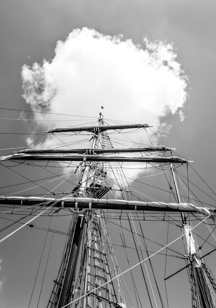 Runde Wolke über Mast von Segelschiff