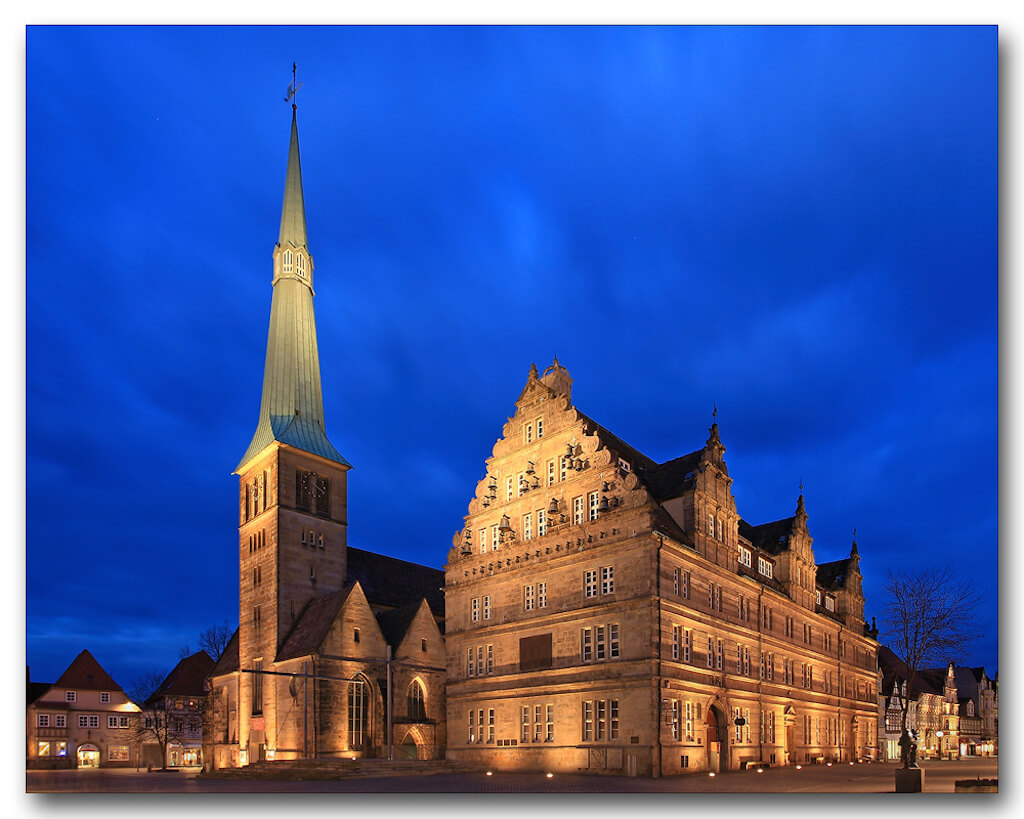 Die bekannte Marktkirche in Hameln zur Blauen Stunde