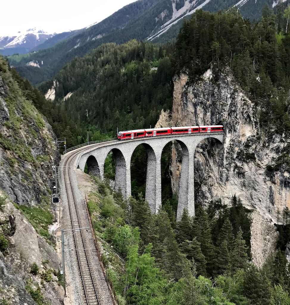 RhB Zugskomposition auf dem Landwasser Viadukt in Graubünden