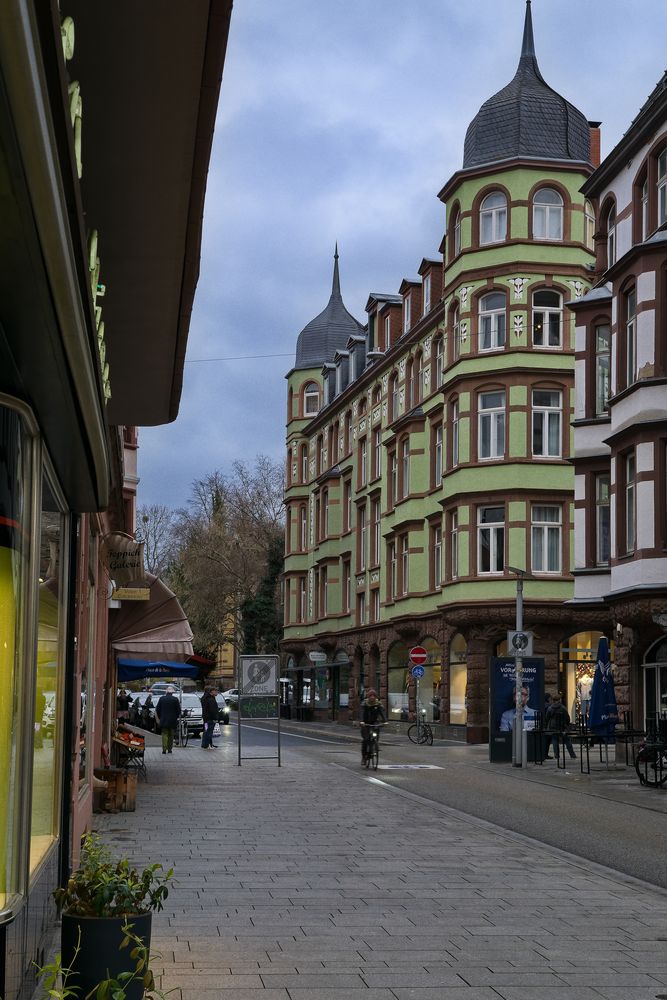 Lebendige Innenstadt von Göttingen mit historischen Fachwerkhäusern, belebten Straßencafés, und einer einladenden Fußgängerzone.